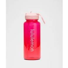 lululemon – Back to Life Transparente Sportflasche 946 ml Strohhalm-Deckel – Größe 946 ml in Geranium Pink/Red Glow/Pink Haze