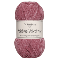 Go Handmade Bohème Velvet Fine 17603 Hindbær Indhold: 100% Polyester Vægt/længde: 50 gram = ca. 190 meter Anbefalede pinde: 2.50 - 3.50 mm Strikkefasthed: 10 x 10 cm = 30m Maskinvask, max 40°C / Tørres fladt.