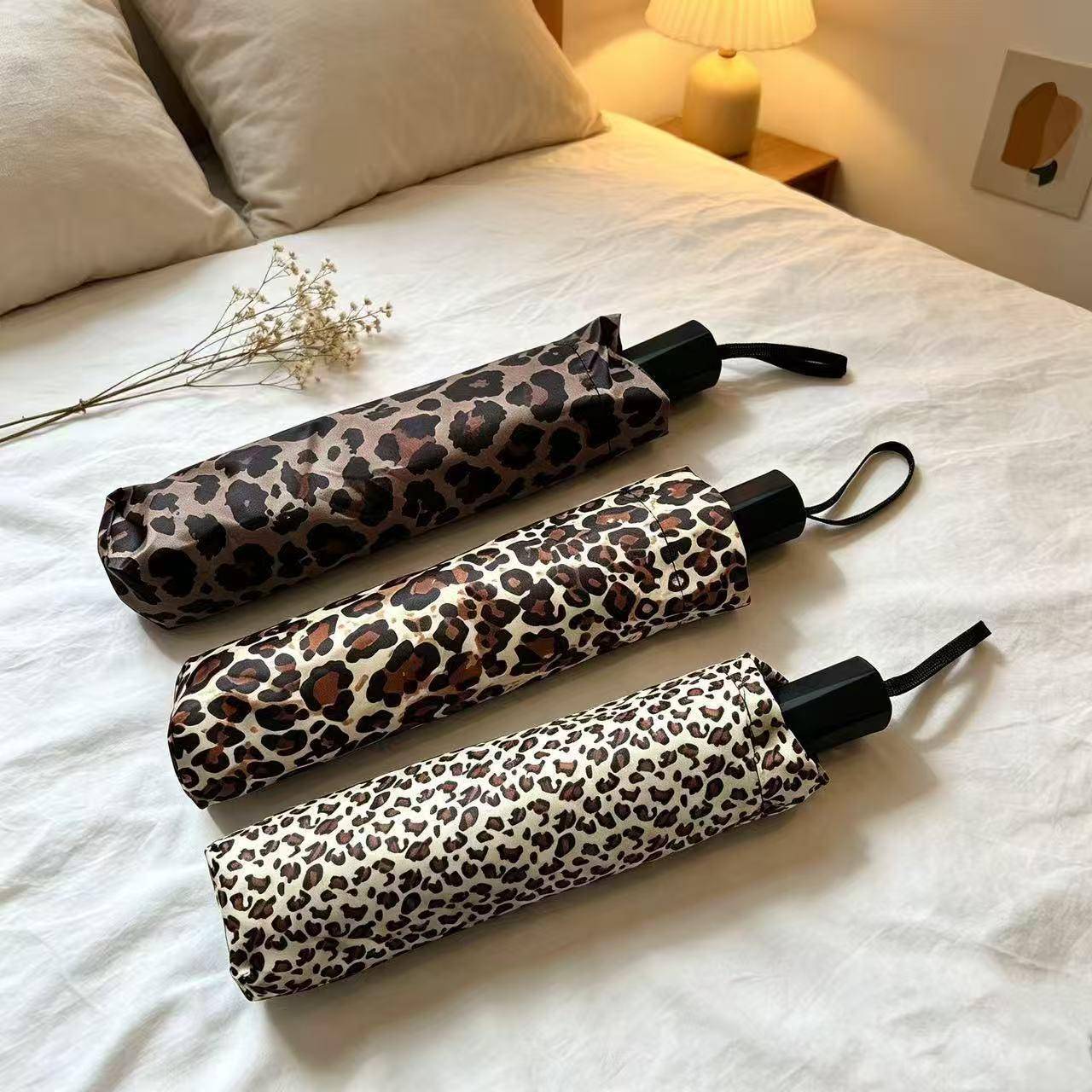 Snygg Hopfällbar Sol/Regnparaply med Leopardmönster och UV-skydd