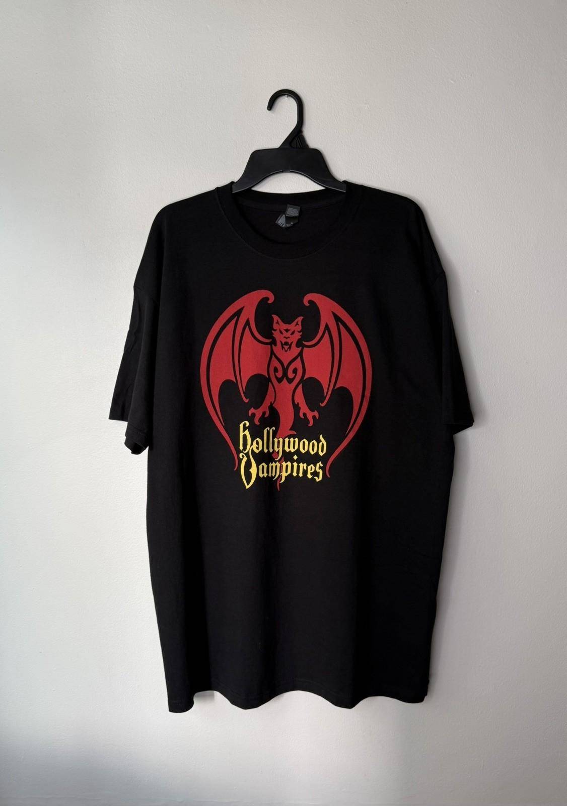 Hollywood Vampires Logotyp Alice Cooper Johnny Depp T-shirt Svart XL Unisex T-shirt cm white