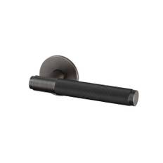 Cross | Dørhåndtag i Bruneret Messing (Smoked Bronze) - L 145 mm (C/C: 30 mm)