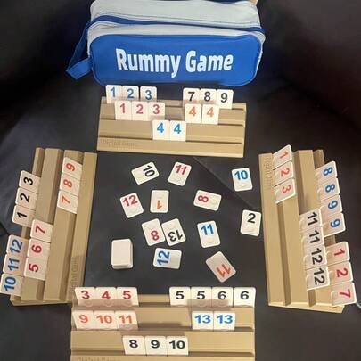 Stort/Litet Rummy/Israeliskt Mahjong-set 104 universella kort + 4 kortställ | Bärbar bärväska | Klassiskt brädspel för 2–4 spelare | Familjesammankoms - Multifärgad (Multi-size)
