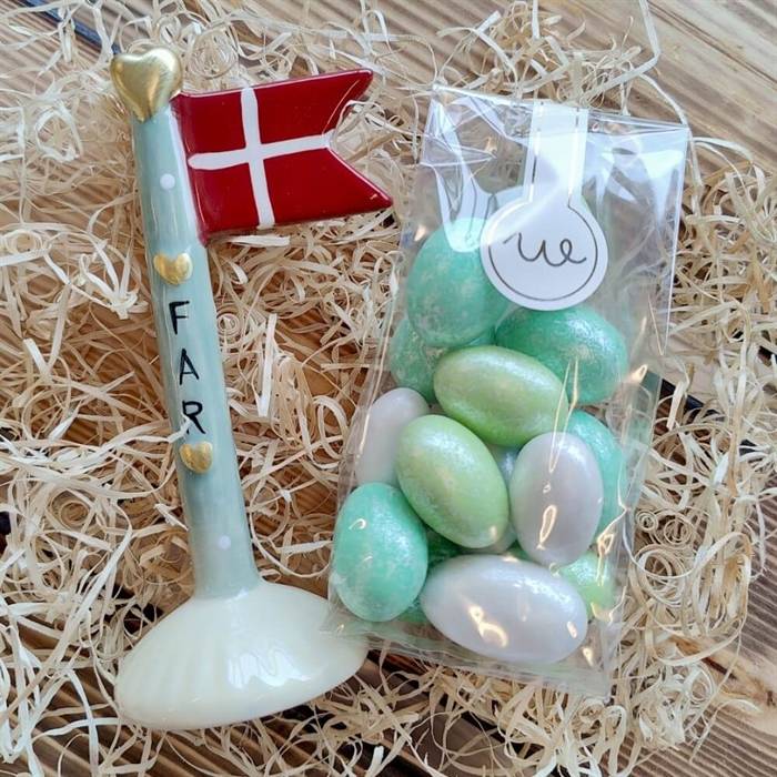 Lille gave med Far flag og chokolade