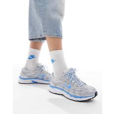 Nike – P-6000 – Blå och silverfärgade sneakers i unisex-modell