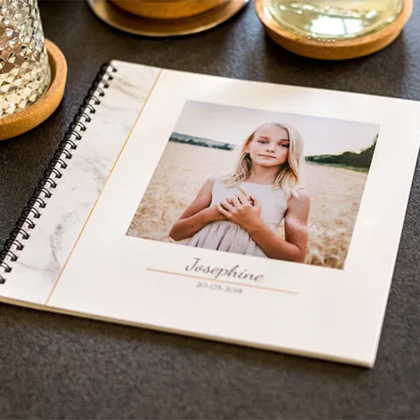 Skapa fotobok | 20,5 x 20,5 cm | Spiralrygg | Mjukt omslag | Gratis designs | 200g papper | Från 20-100 sidor | Lätt att bläddra i | 20.50 x 20.50 cm