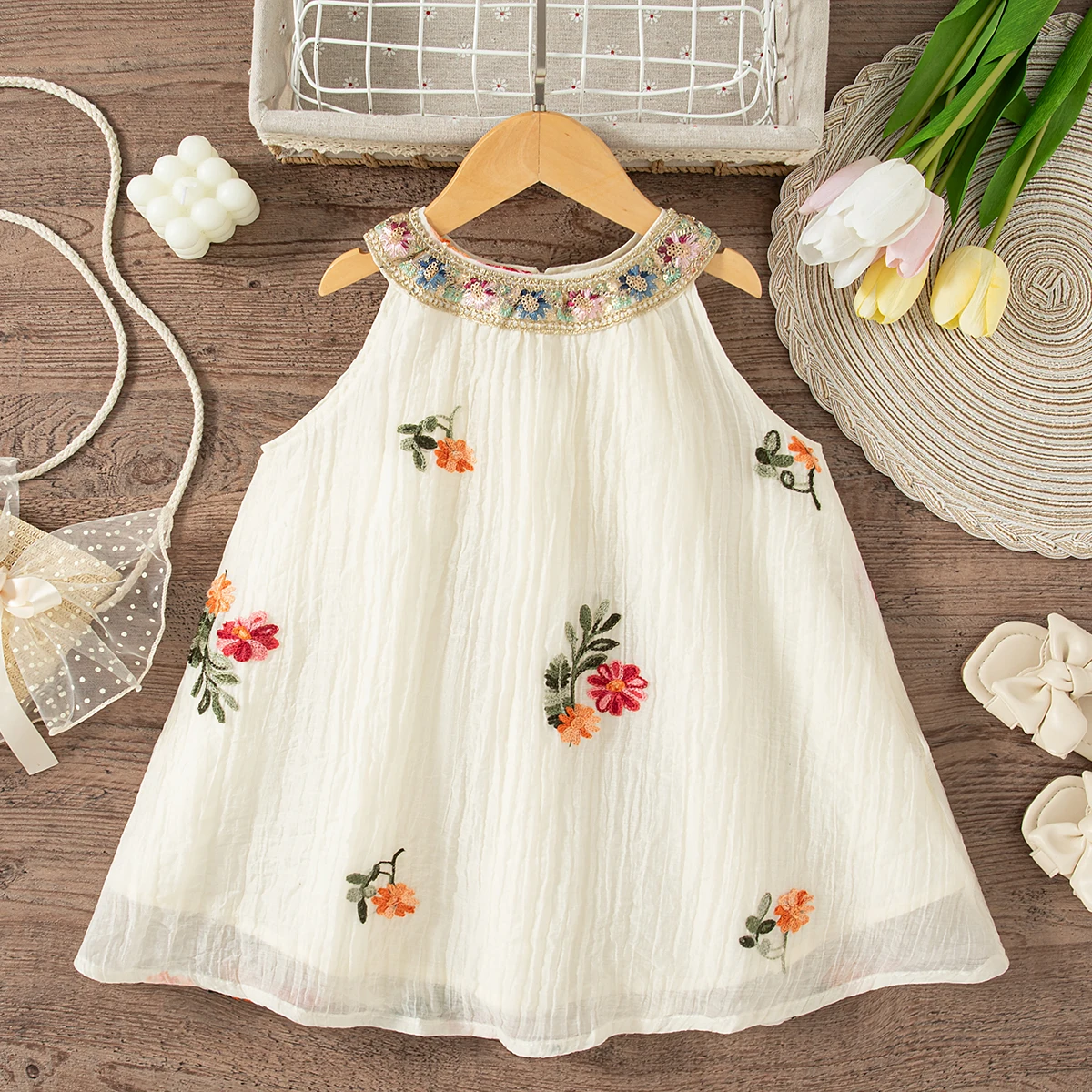 MiniFlora – Lätt och charmig – Broderad klänning för småflickor Vintage blommönster / 90 (12–18 månader) | Pedagogiska Träleksaker