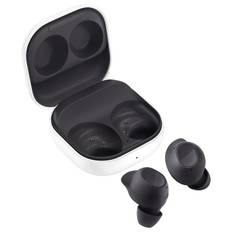 Paketet innehåller Samsung Galaxy Buds FE Graphite SM-R400NZAAEUB headset, laddningsfodral, USBC-laddningskabel och snabbguide.
