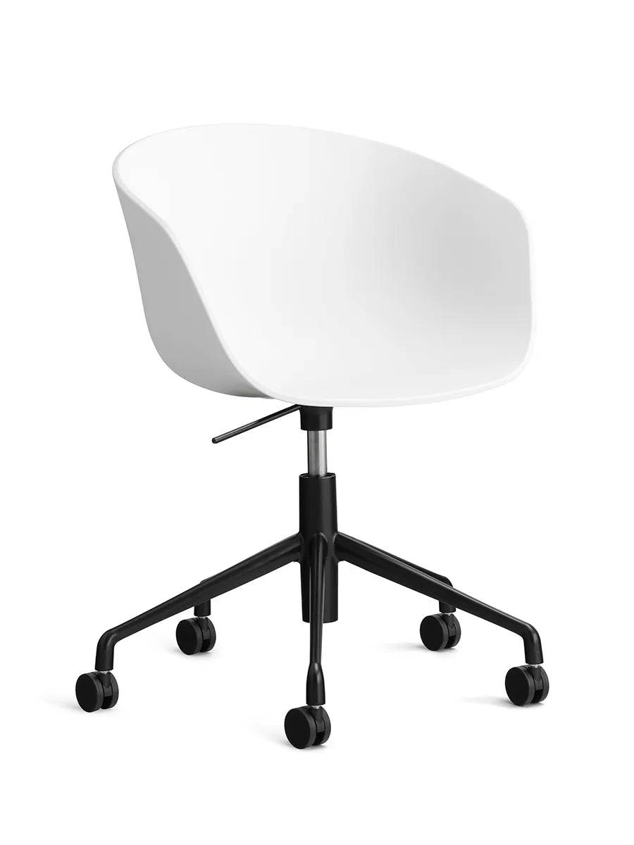 About a Chair AAC52 fra Hay White / Sort pulverlakeret aluminum - Jacobsen Plus