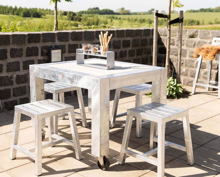 Galvaniseret havebord / spisebord med betonfliser og hjul.