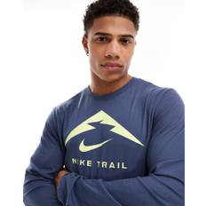 Nike Running - Trail Dri-FIT - Marineblå T-shirt med grafik og lange ærmer