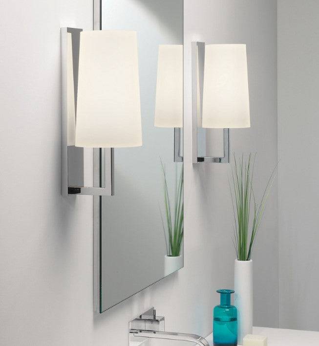 Riva væglampe fra Astro Lighting - Poleret krom / Glasskærm / Hvid