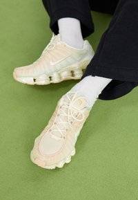 SHOX TL NA8 - Sneakers - pearl white/soft pearl/particle pink