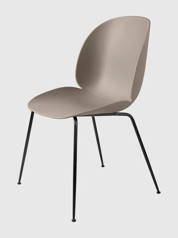 Beetle Chair, upolstret fra GUBI New beige shell / Conic base / Black base - Jacobsen Plus