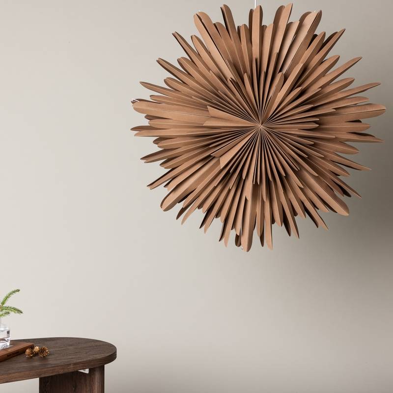 Topaz - Stjerneformet loftlampe i brunt papir, fire størrelser 80 cm.