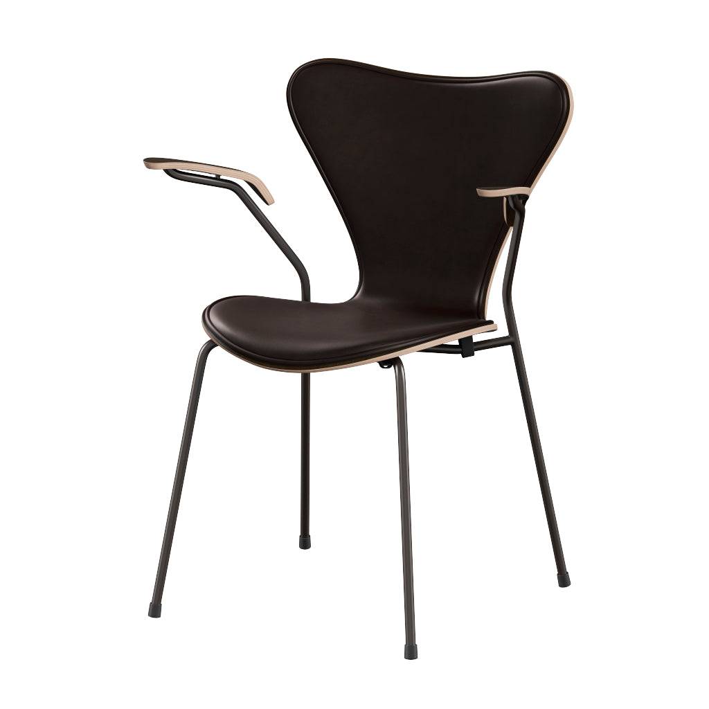 Fritz Hansen - 3207 stol med armlæn, naturfiner og forsidepolstret i Grace læder Mørkbejdset eg - Mørk brun læder - Brown Bronze stel - Jacobsen Plus