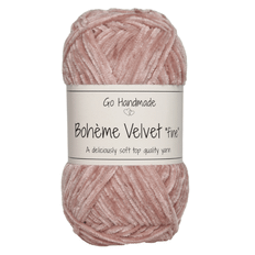 Go Handmade Bohème Velvet Fine 17611 Nude Indhold: 100% Polyester Vægt/længde: 50 gram = ca. 190 meter Anbefalede pinde: 2.50 - 3.50 mm Strikkefasthed: 10 x 10 cm = 30m Maskinvask, max 40°C / Tørres fladt.