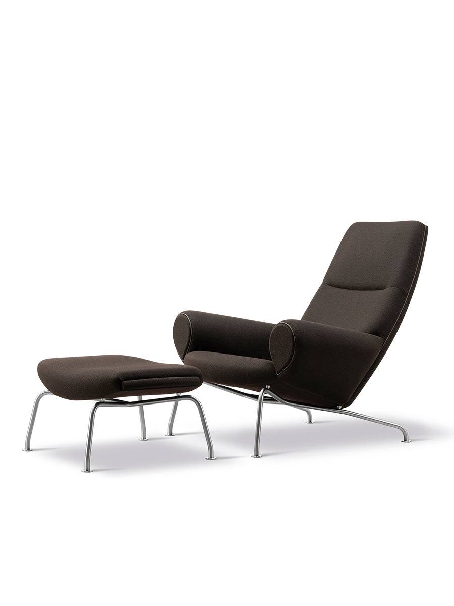 Queen Chair inkl. skammel i Vidar 386 med keder i Max 96 læder af Hans J. Wegner - Jacobsen Plus
