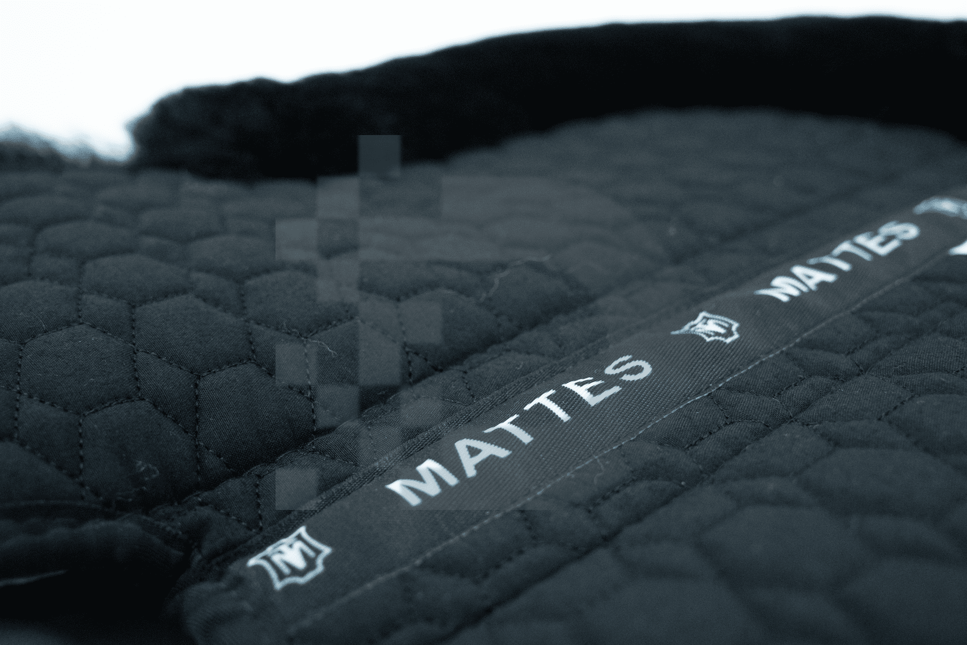 Mattes Pad “Open Cut” Spring, str M Sort med lam under og bag