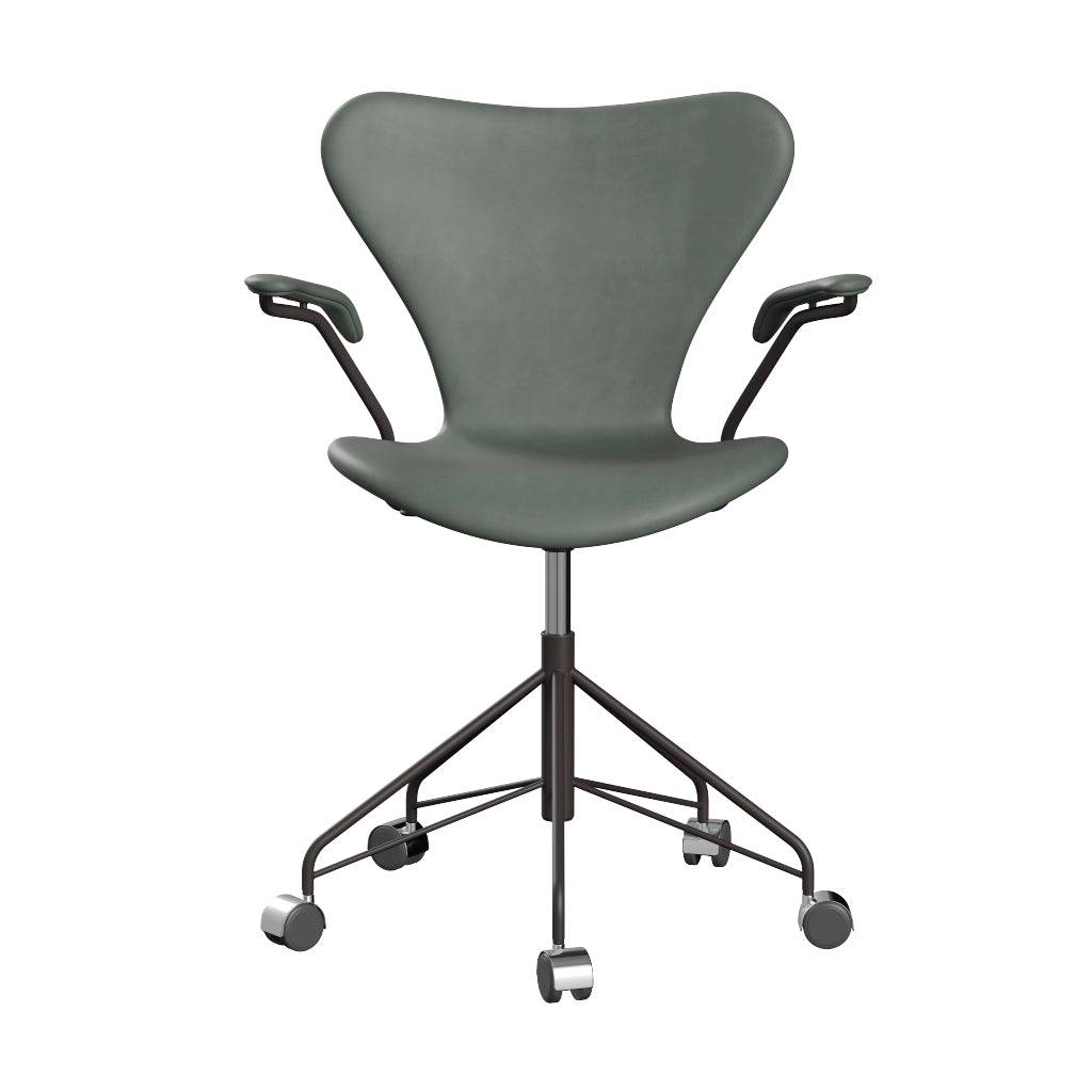 Fritz Hansen - 3217 kontorstol med armlæn, fuldpolstret i Grace læder Concrete Grey læder - Warm Graphite stel - Jacobsen Plus