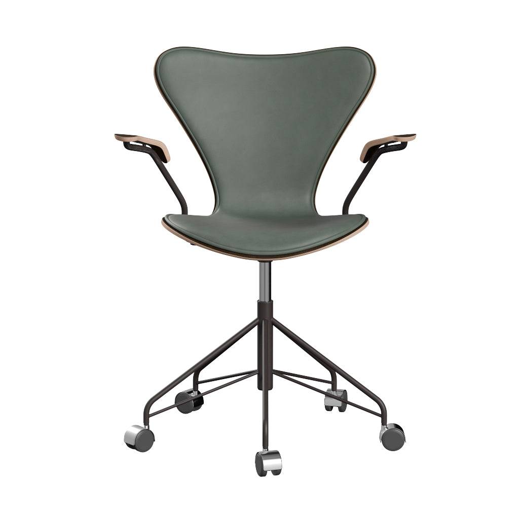 Fritz Hansen - 3217 kontorstol med armlæn, naturfiner og forsidepolstret i Grace læder Mørkbejdset eg - Concrete Grey læder - Warm Graphite stel - Jacobsen Plus