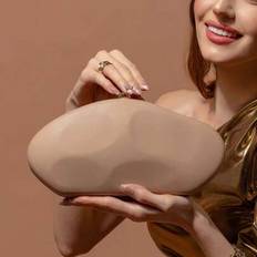 ELLA GRACE THE CALDERA CLUTCH Texturerad oval axelväska - Mjuk beige lyxig axelväska med guldfärgad kedjerem och signaturdetaljer, mångsidig designerh - Champagne