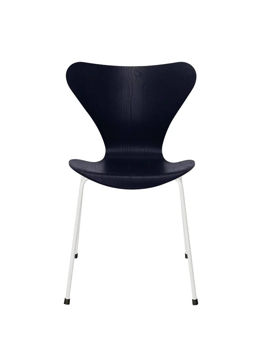 3107 Serie 7 stol i farvet ask af Arne Jacobsen Midnight Blue / Hvid - Jacobsen Plus