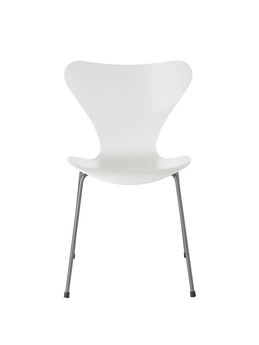3107 Serie 7 stol lakeret af Arne Jacobsen Hvid / Silver Grey - Jacobsen Plus