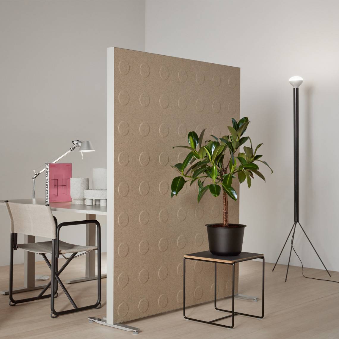 Gulvskærm Alumi Dot, Størrelse B120,6 × H150,6 cm, Farve CUZ33 Latymer – Turkis.