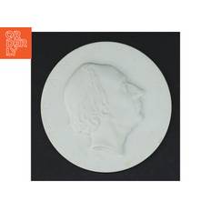 Hvid porcelænsplatte med relief af H.C.Andersen fra Royal Copenhagen (str. Ø 10,5 cm)