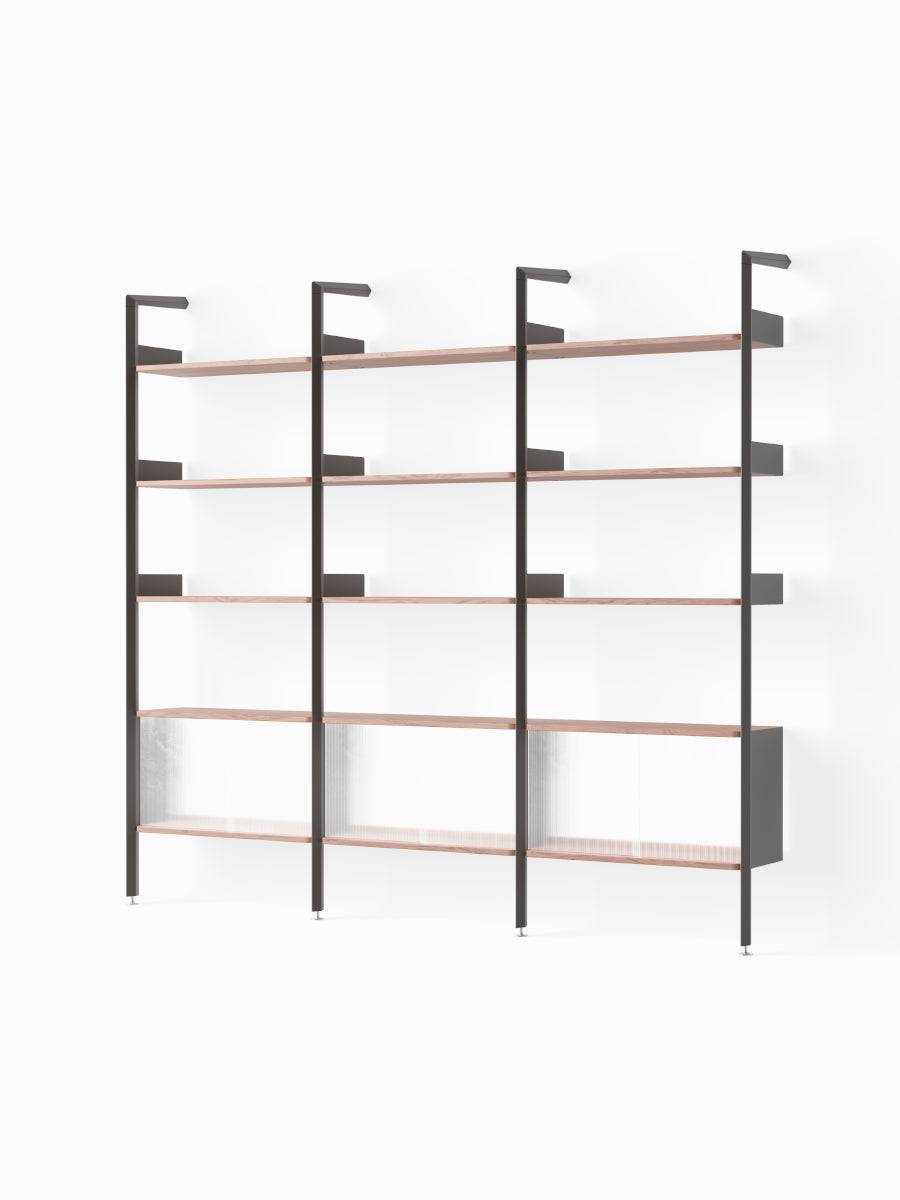 Rombe, Configuration K fra &Tradition Anthracite w. Lacquered Walnut shelves - Jacobsen Plus