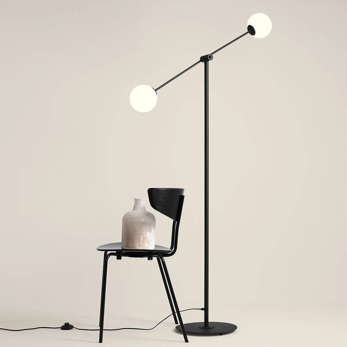 Point - Gulvlampe i sort metal og hvidt glas