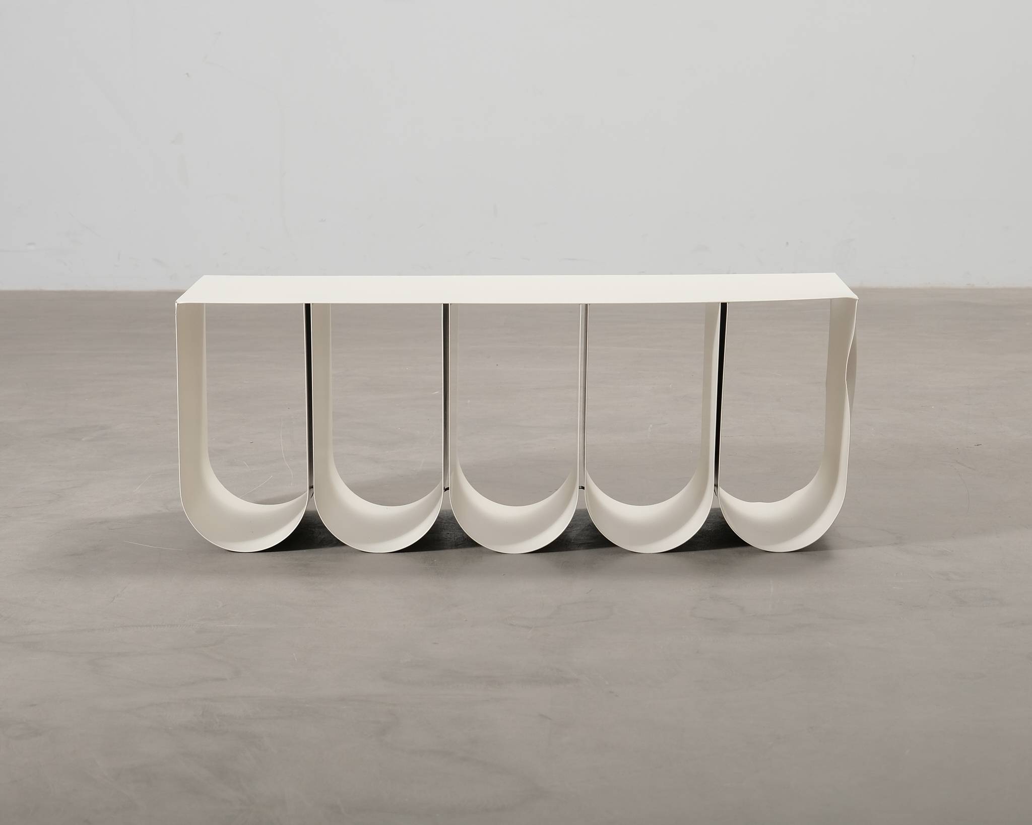 Kristina Dam Studio Curved soffbord beige