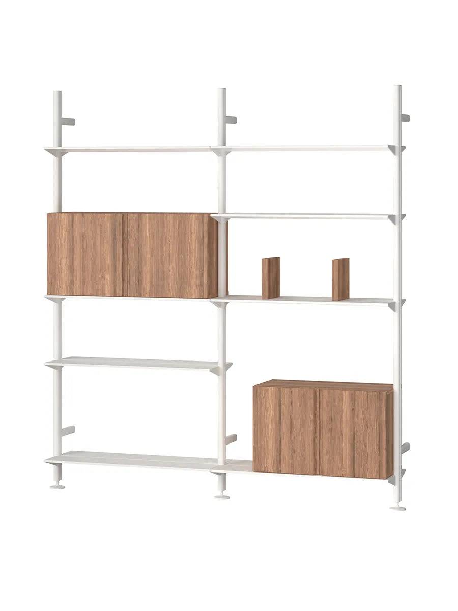 Pira G2 Floor-to-Wall Shelving Bundle D fra String Hvid - Valnød - Jacobsen Plus