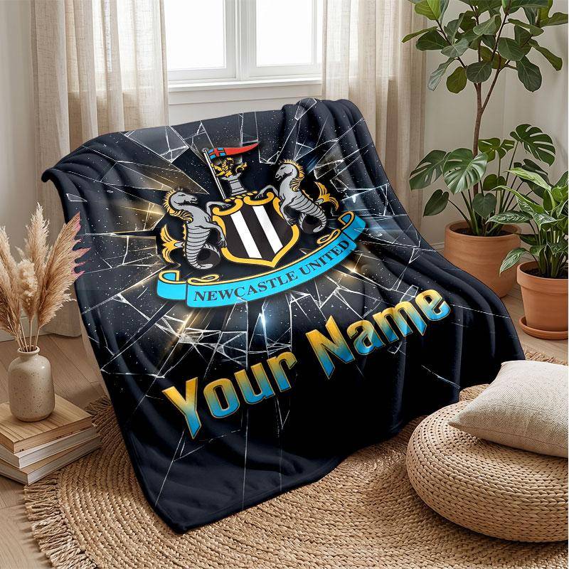 Newcastle United FC Eget Namn Text Flanellfilt Fotbollslogga Personlig Fleecefilt Speciell Gåva För Soffa Sovrum Hem