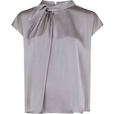 Neo Noir Fleur Drapy Satin Blouse Kvinde Grey Kortærmede Bluser Str 44 - hos Magasin