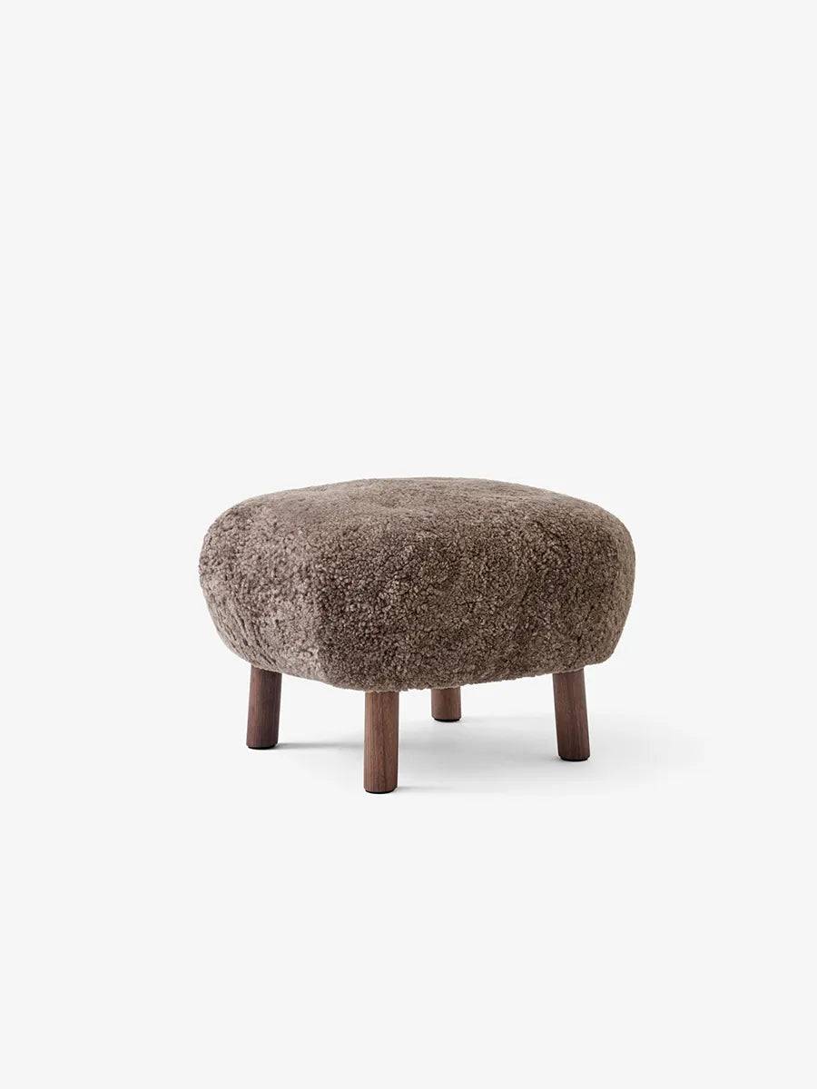 Little Petra Pouf fra &Tradition Sheepskin Sahara / Valnød - Jacobsen Plus