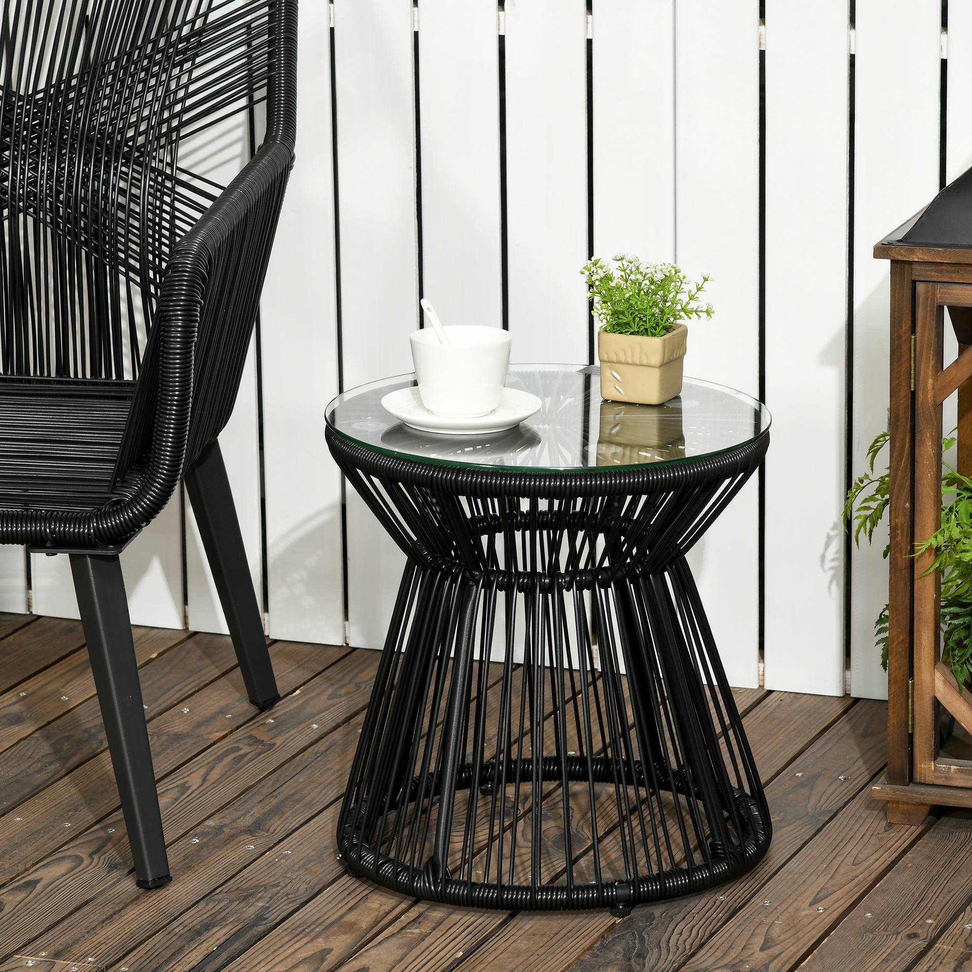 Rundt havebord med hult tromledesign, bistrobord med glasbordplade, sort sofabord til have og altan.