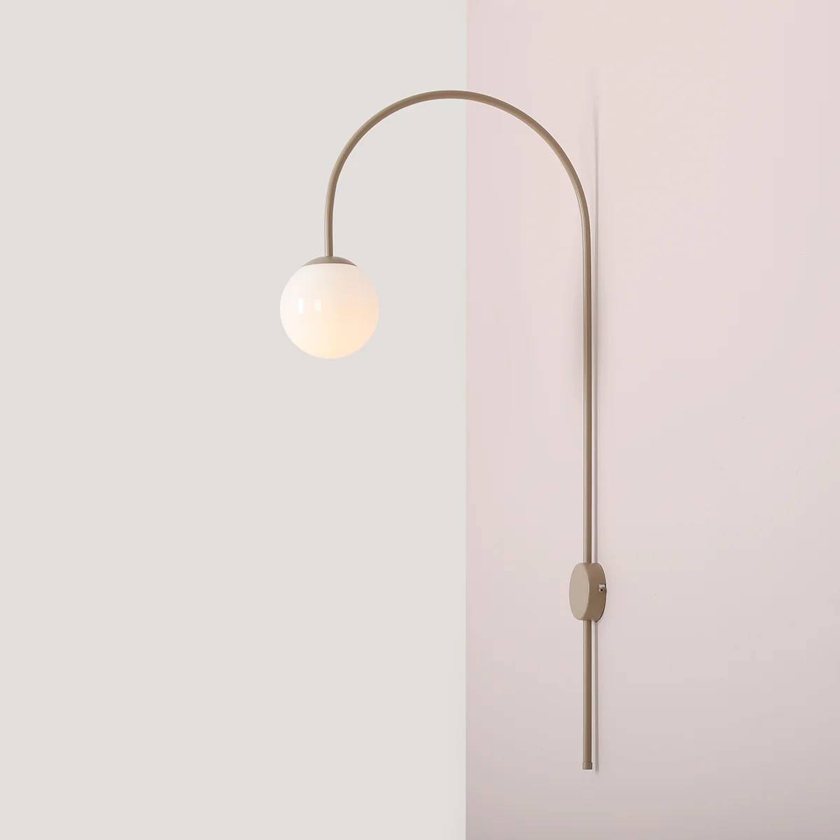Twiggy - Væglampe i beige farvet metal og hvidt glas