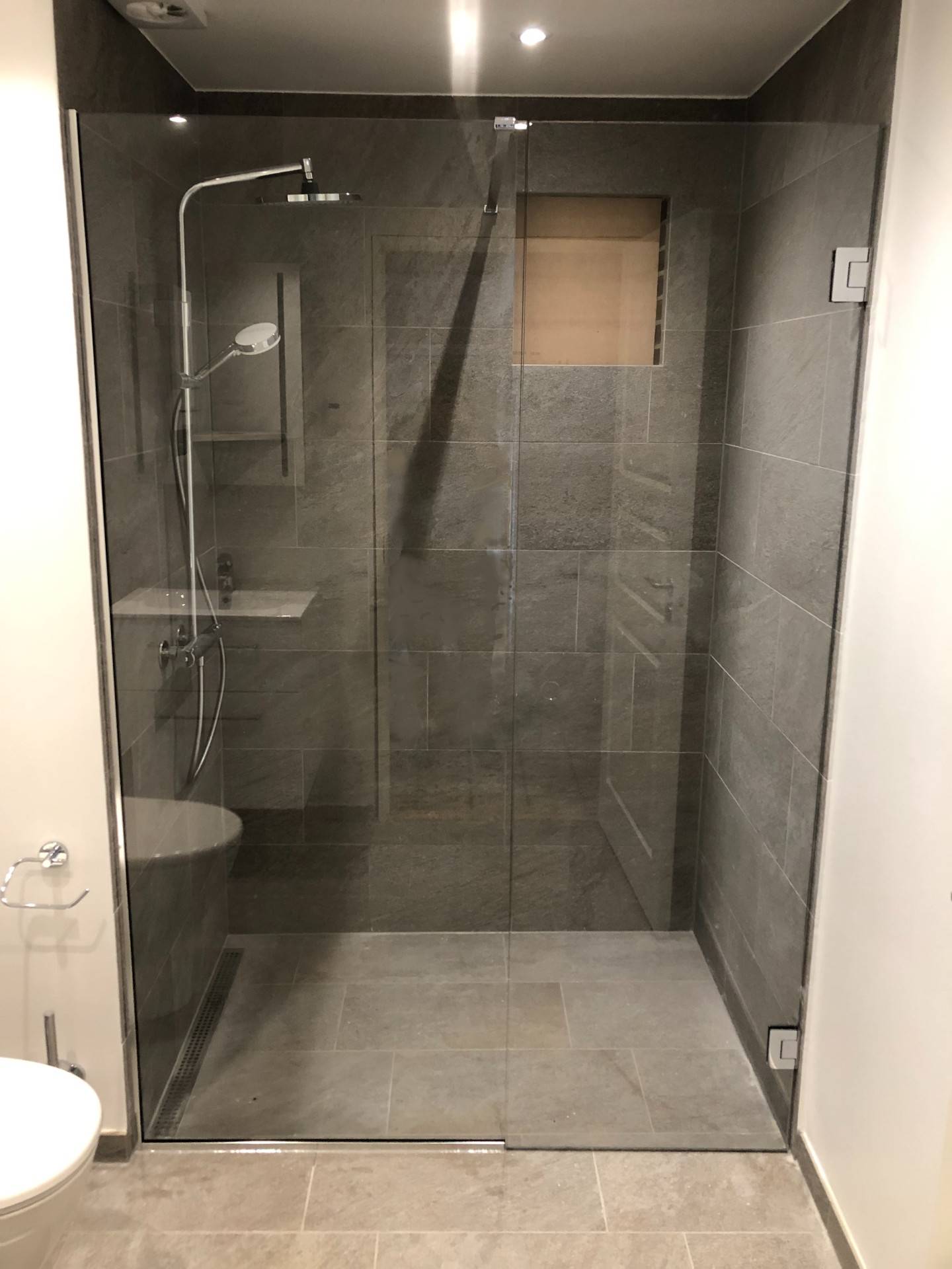 Balneo LUX svingdør med fastpanel - 8 mm glas - Efter mål Bronze glas Sort Knopgreb