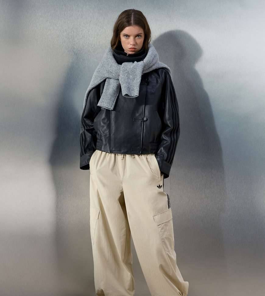 adidas Originals x ASOS balloon cargo joggingbukser med bindebånd ved anklerne i beige-Neutral - M
