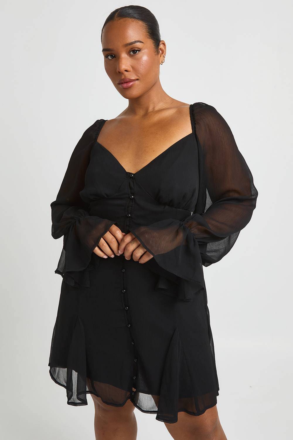 boohoo Dam Plus Textured Chiffon Godet Hem Mini Dress | Svart | Storlek 56