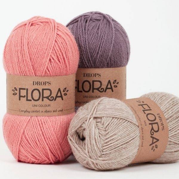 DROPS Flora 24 Jordbær rosa (Mix) Indhold: 65% Peruvian Highland Uld, 35% Superfin Alpaca Garngruppe: A (23 - 26 masker) / 4 ply / fingering Vægt/længde: 50 g = ca. 210 meter Anbefalede pinde: 3.00 mm Strikkefasthed: 10 x 10 cm = 24 m x 32 p Håndvask, max 30°C / Tørres fladt / Kan filtes.