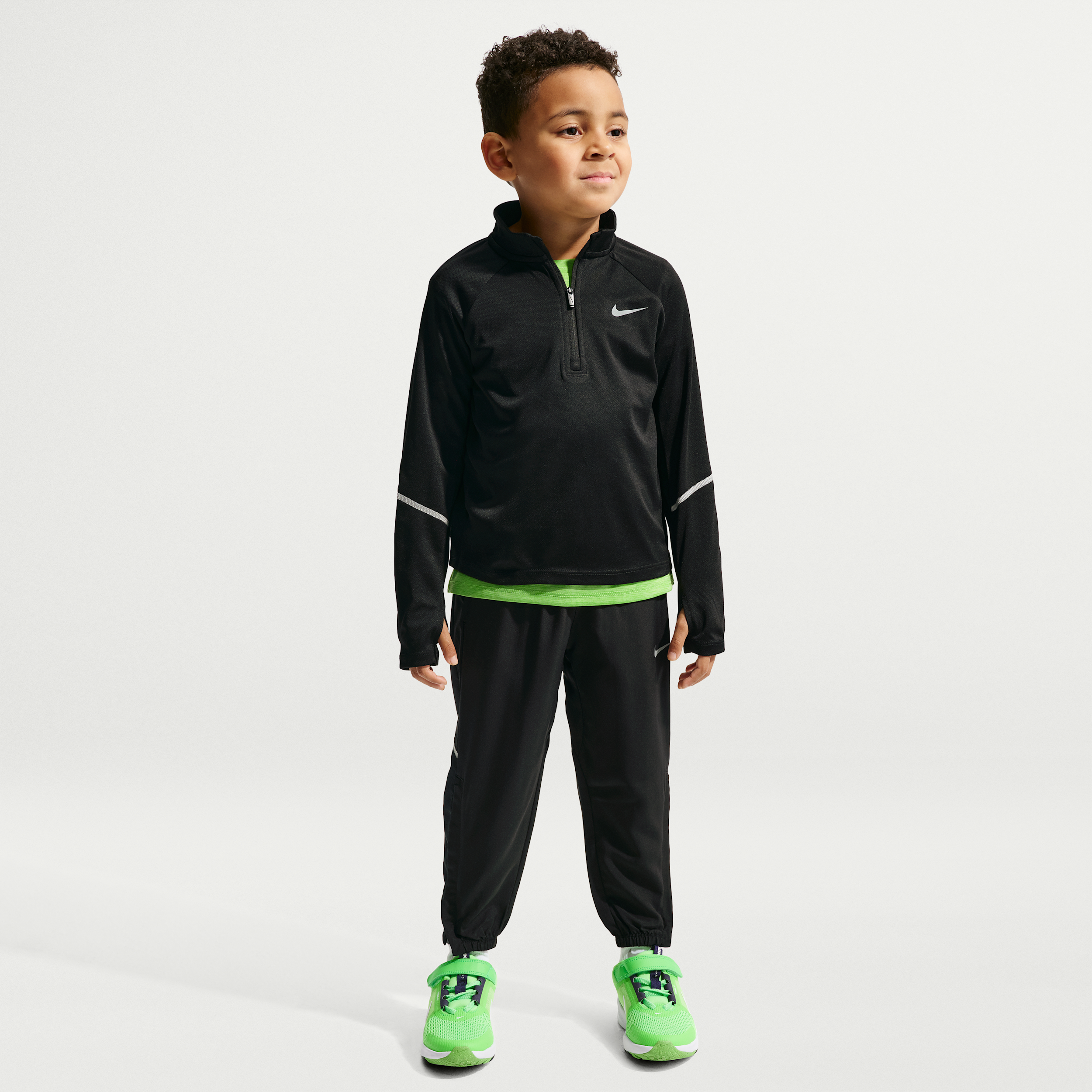 Nike Dri-FIT Miler Quarter-Zip-sæt med top og bukser til mindre børn - sort