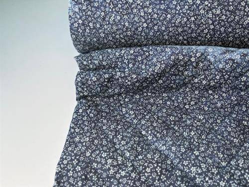 Quiltet stof - denim look med blomster, tie dye print og blå bagside