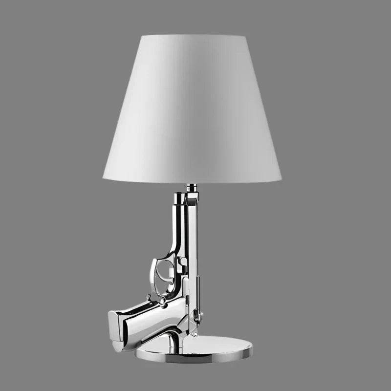 ArtDeLumière – Djärv Pistol Bordslampa - Silver / Neutralt Ljus