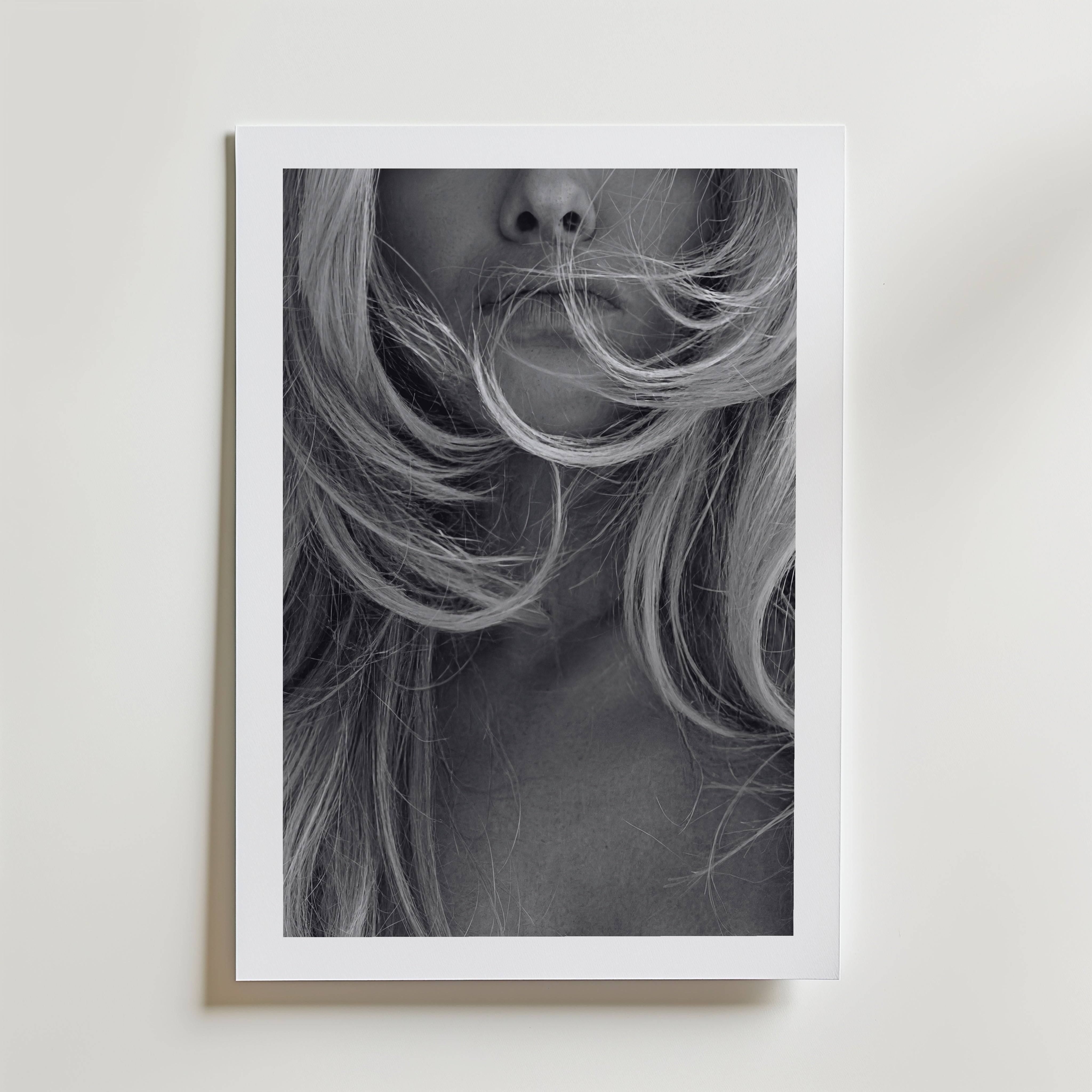Windswept Muse Poster - Premium Canvas 100x140 cm Med passepartout