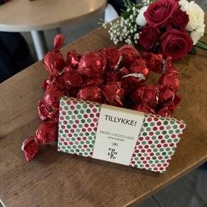 Gavepakke med Cocoture TILLYKKE chokolade i rød tema