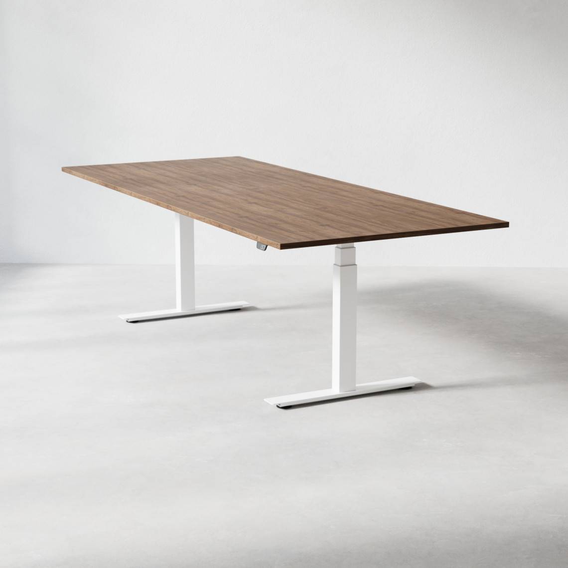 Hæve sænke konferencebord Modul, Størrelse 240 cm, Farve Valnød, Ben Hvid.