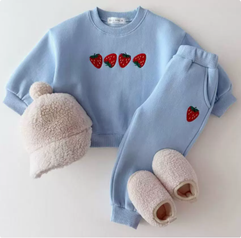Mini Fashion™ - Jordgubbströja Ljusblå (byxor och tröja) / 90 (2 år) | Pedagogiska Träleksaker