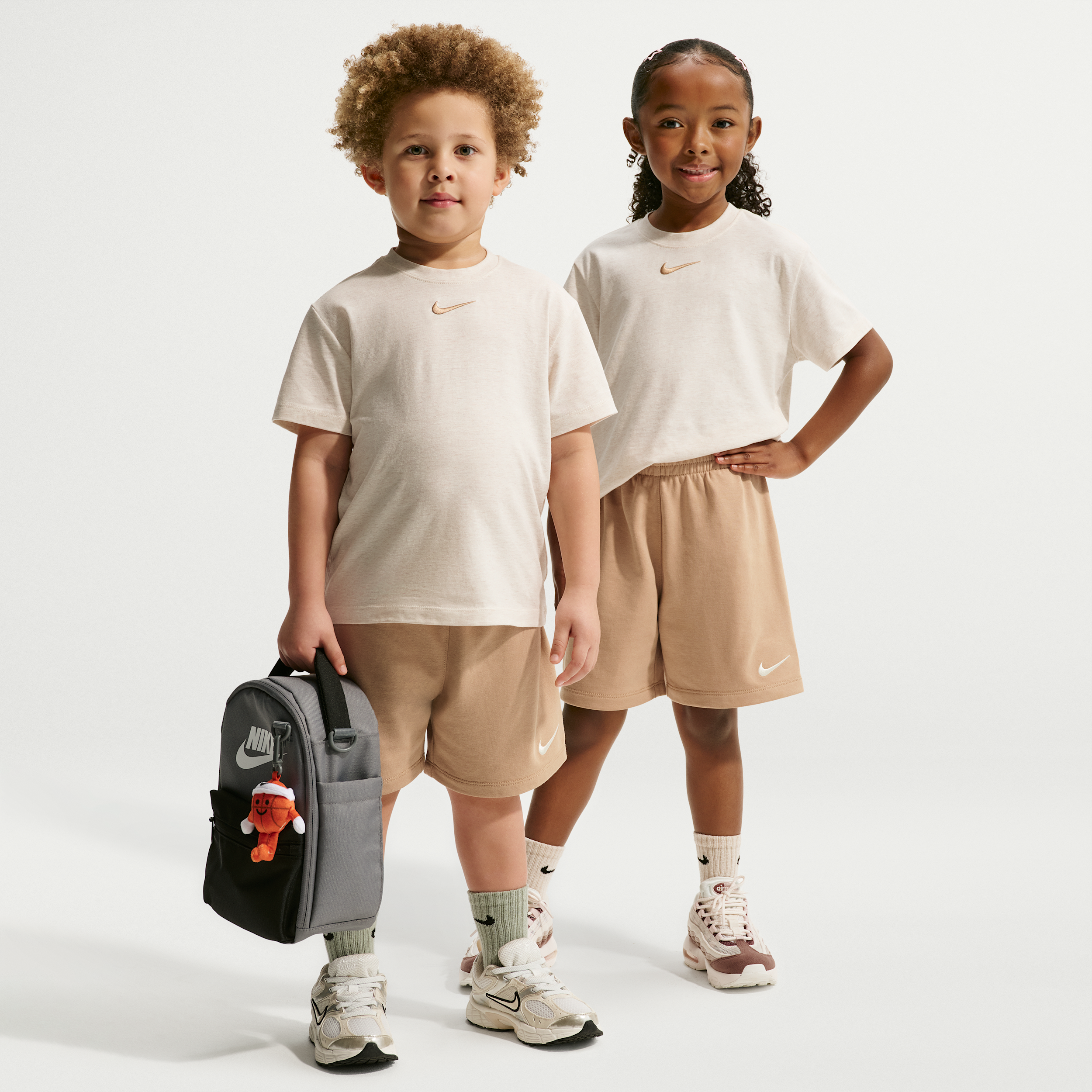 Nike-sæt med jersey-T-shirt og shorts i french terry til mindre børn - brun
